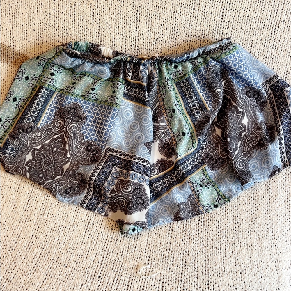 Patterned Women's Shorts - Picture 2 of 3